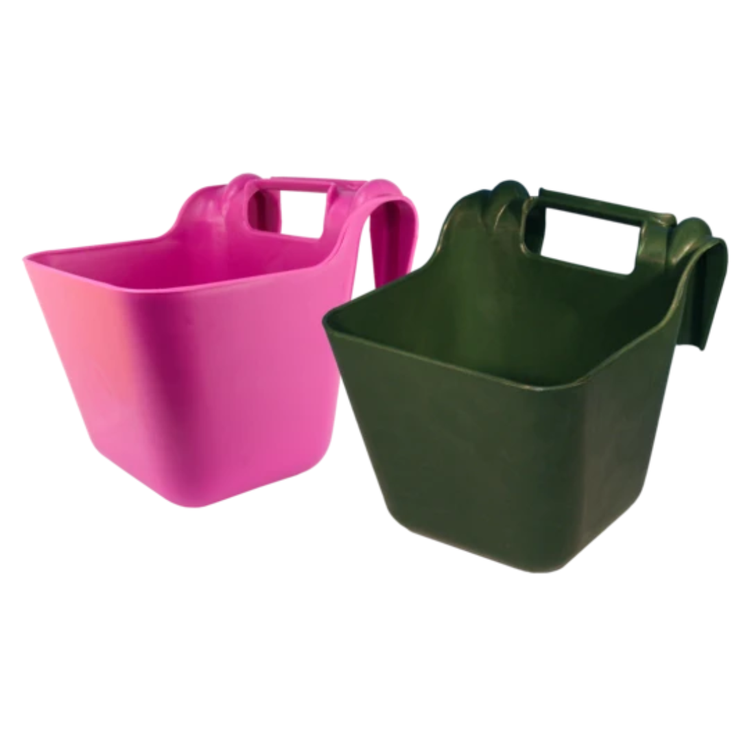 Ophang voerbak 11 of 14 Liter met handgreep Groen of Roze